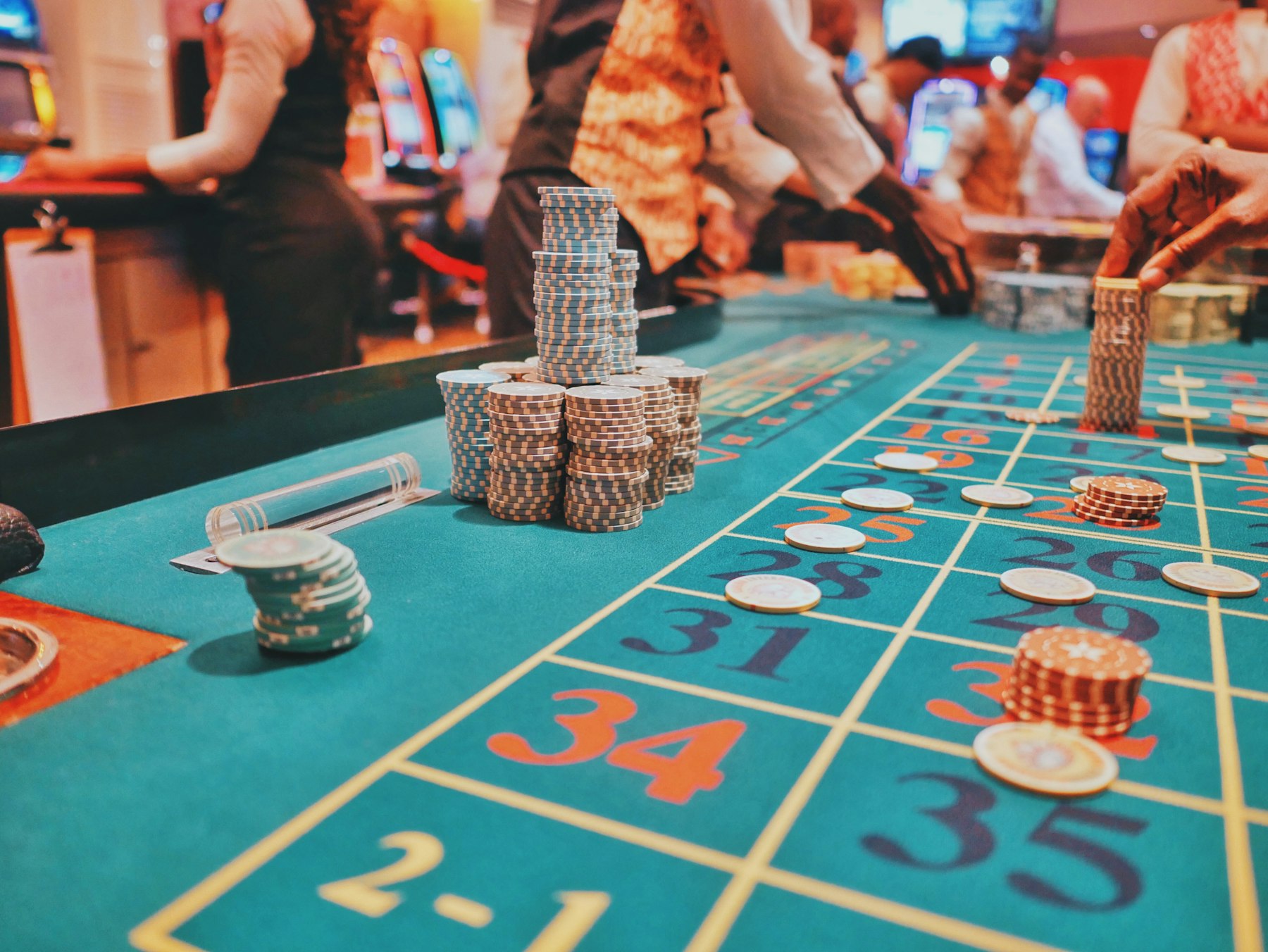 Table de roulette en casino premium — chips empilés sur tapis vert avec numéros 31, 34 et 35 visibles